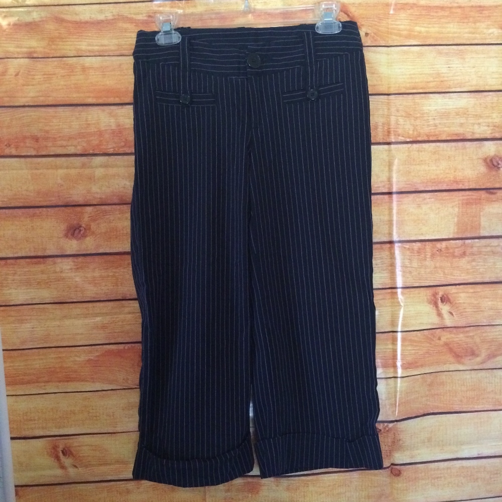 BLACK CAPRI PANTS